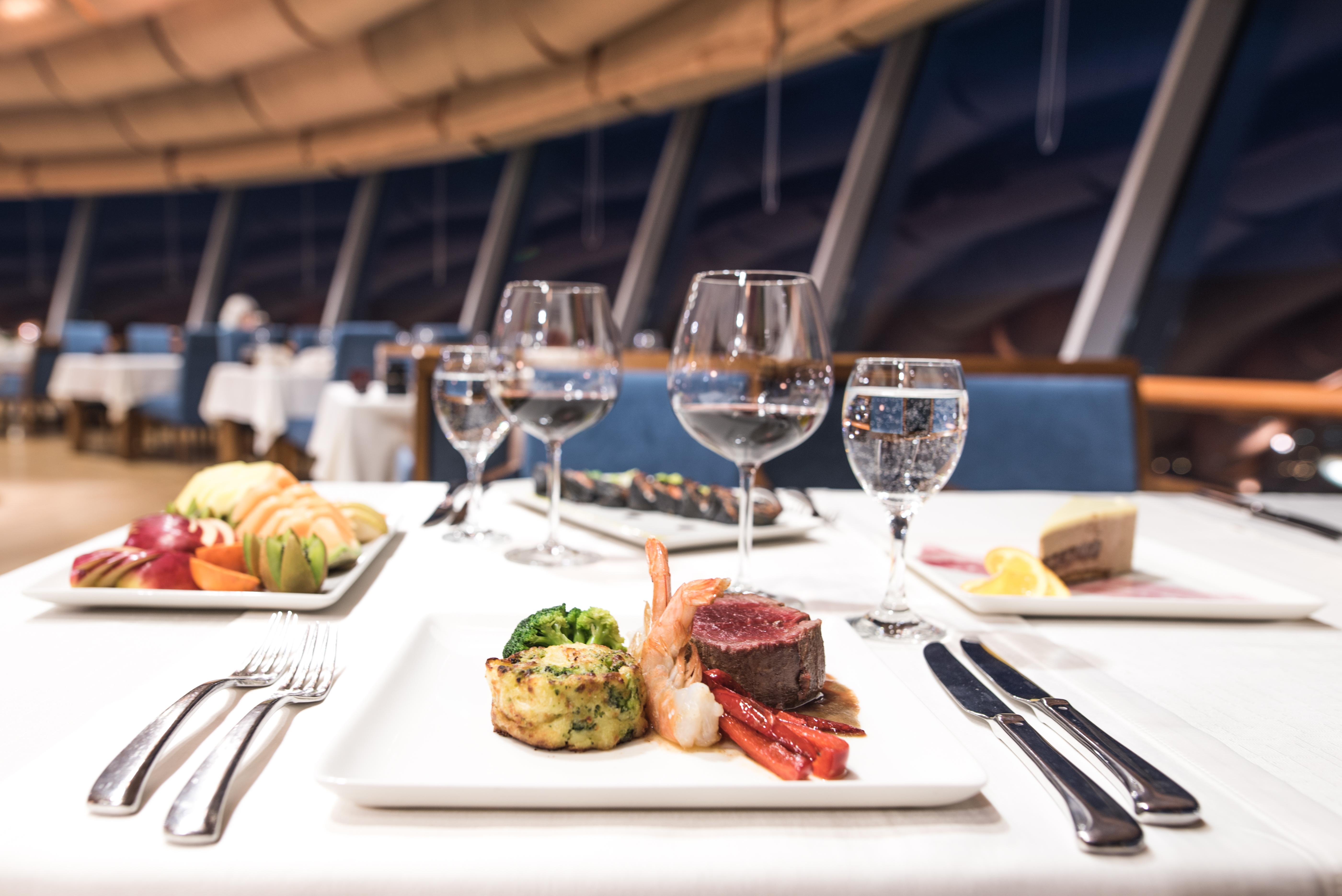 라돈 플라자 호텔 사라예보 외부 사진 A meal served in the First Class cabin of an Airbus A380