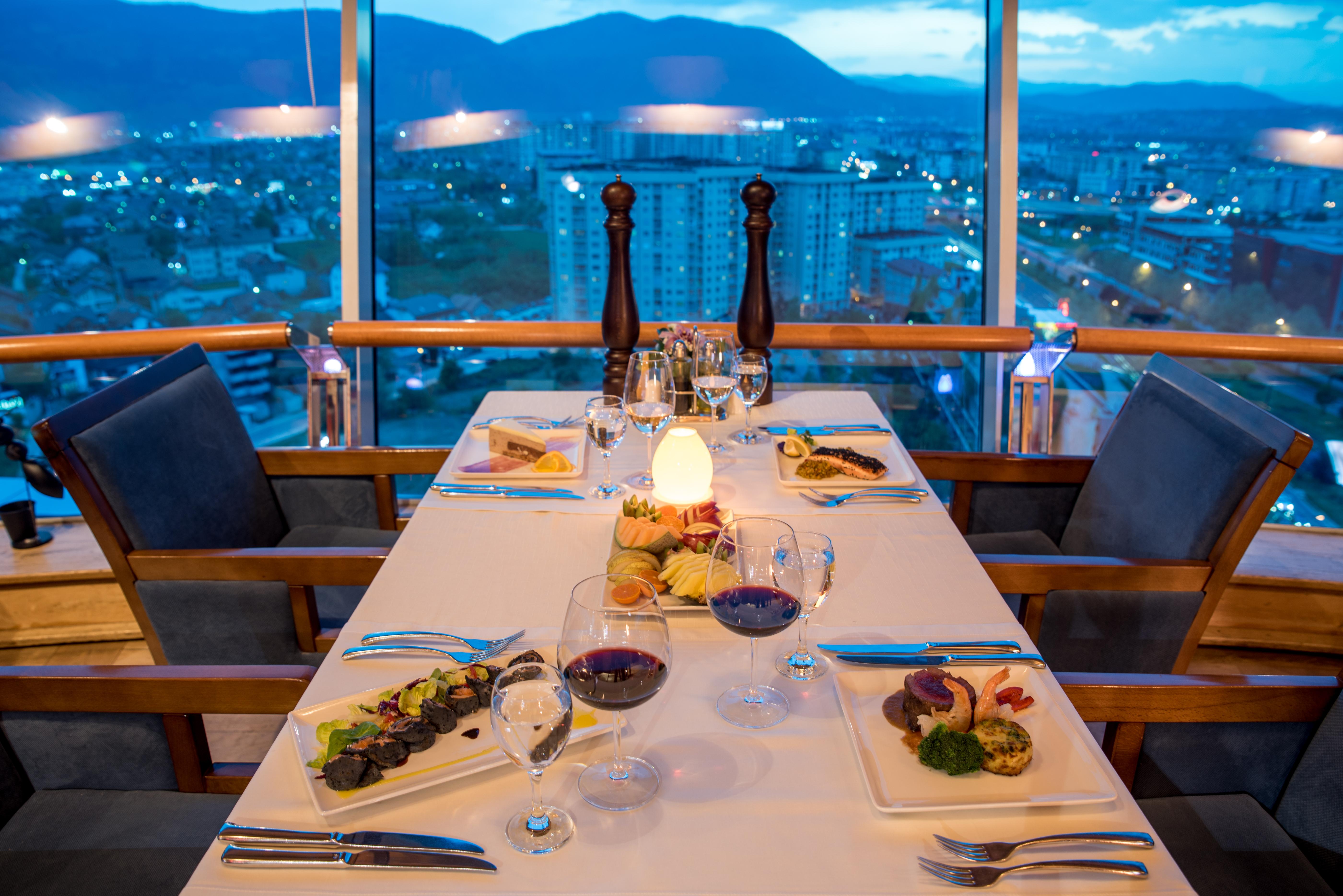 라돈 플라자 호텔 사라예보 외부 사진 The Sky Bar