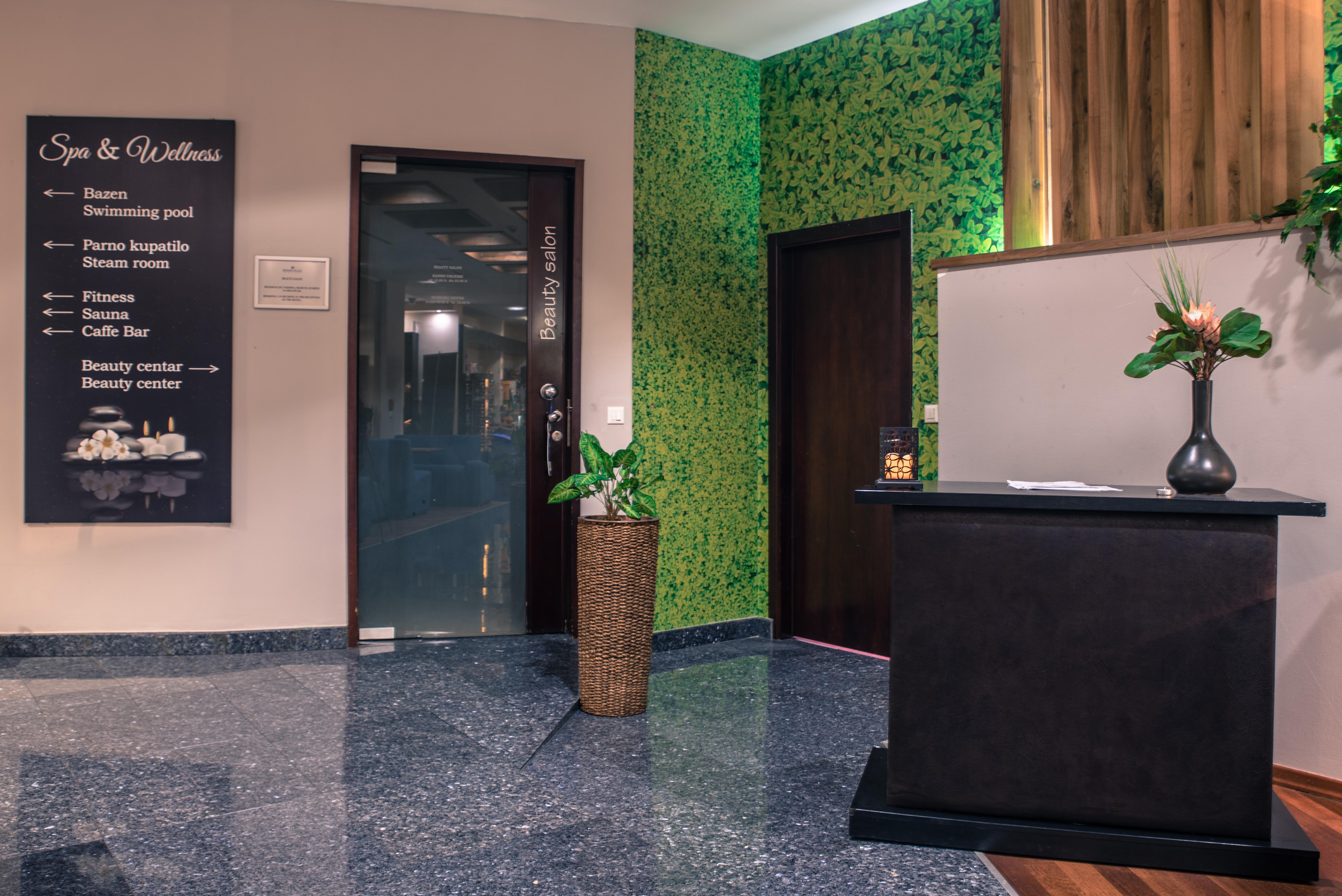 라돈 플라자 호텔 사라예보 외부 사진 Living wall in a hotel