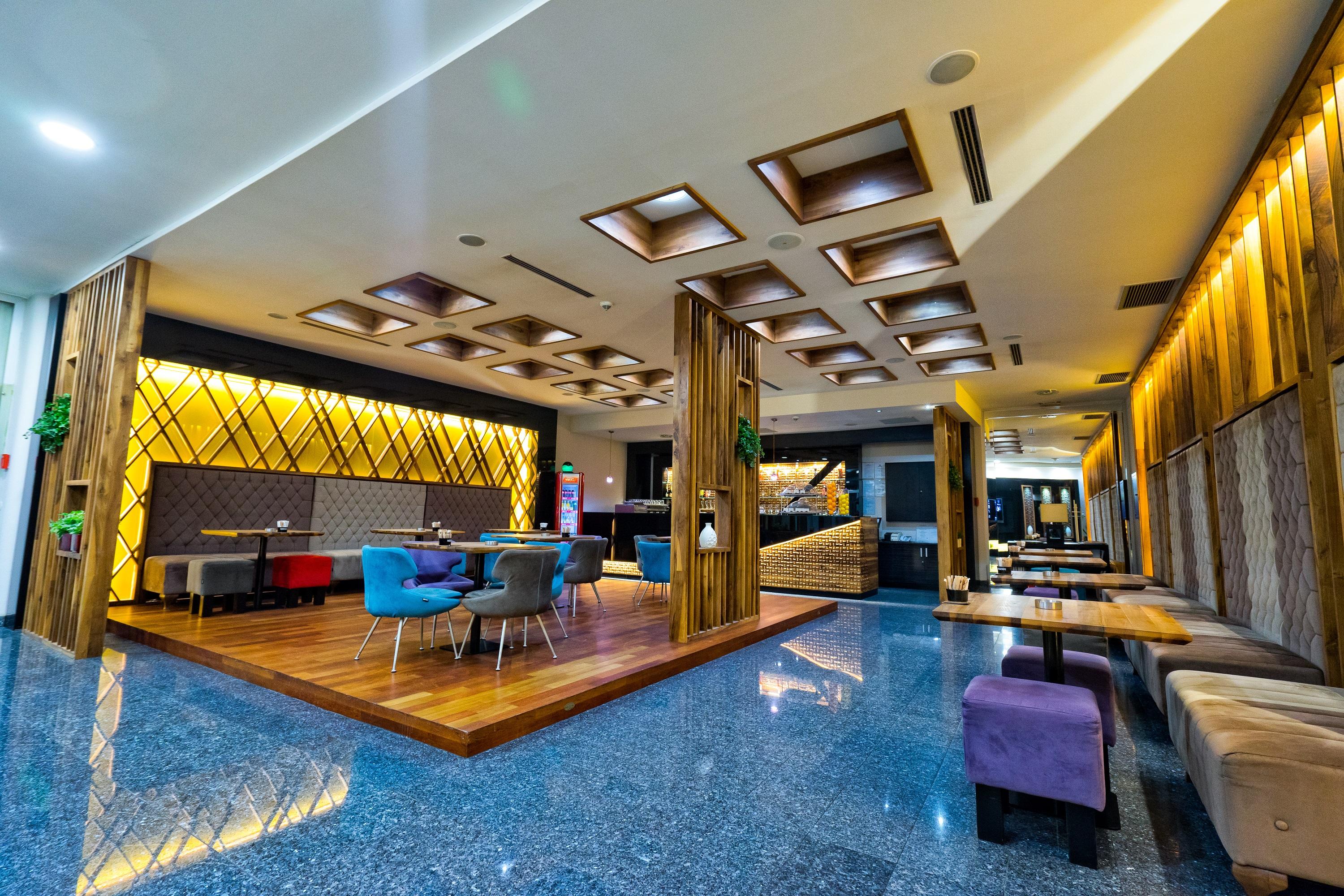 라돈 플라자 호텔 사라예보 외부 사진 The interior of the lounge