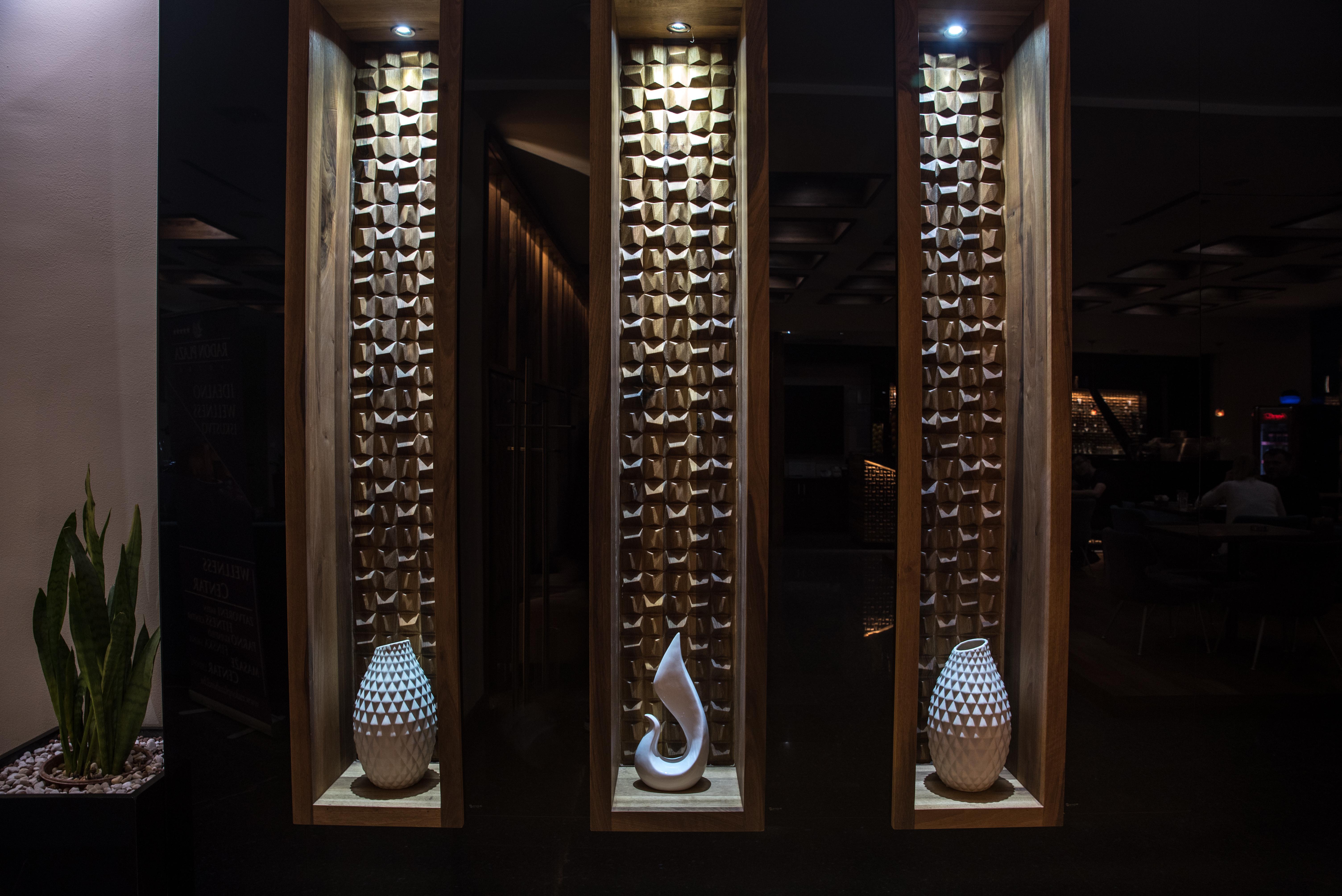 라돈 플라자 호텔 사라예보 외부 사진 Wine rack at the restaurant