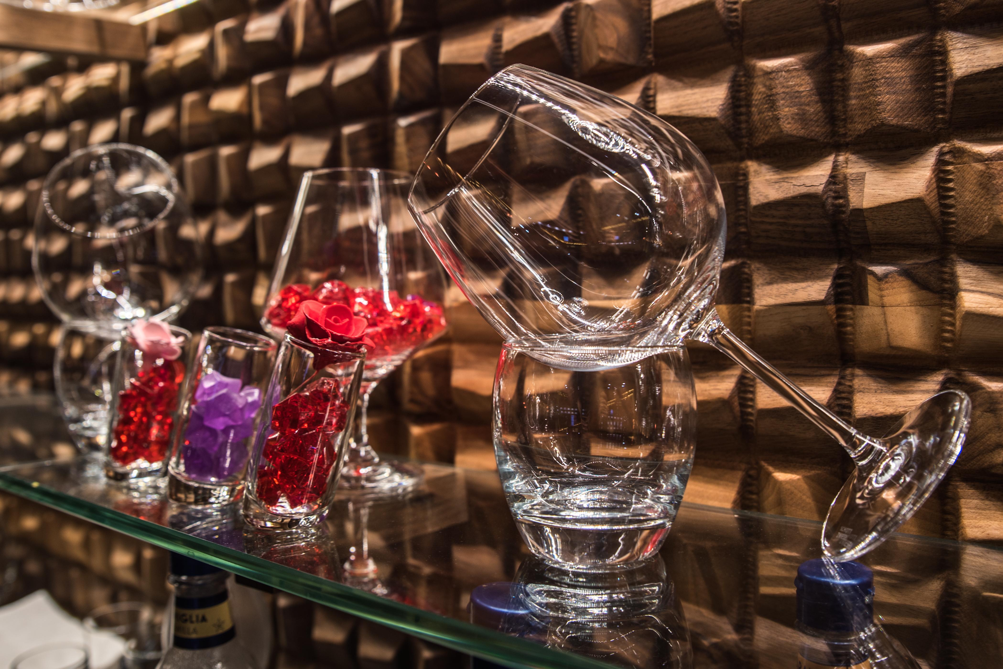라돈 플라자 호텔 사라예보 외부 사진 Wine glasses