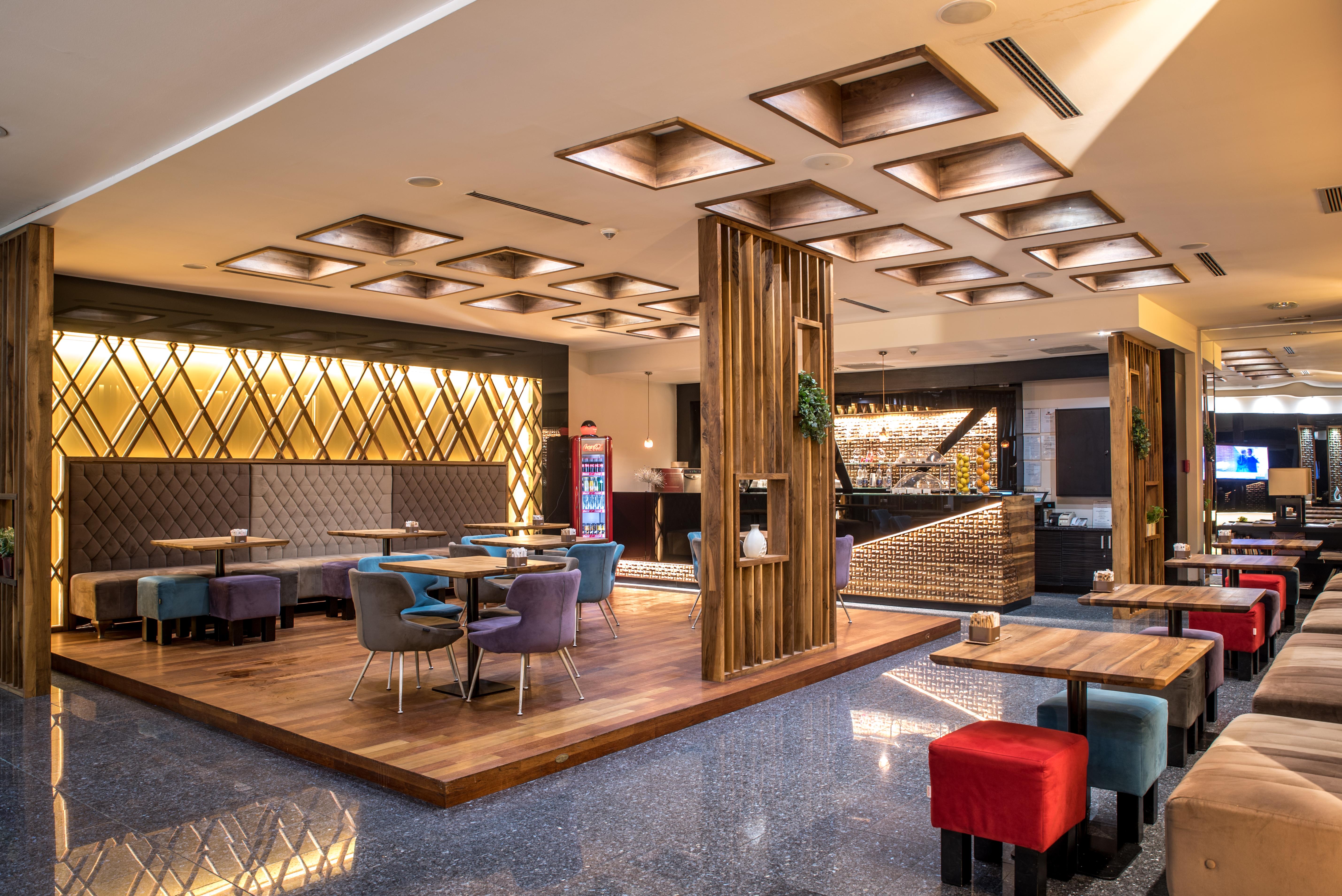 라돈 플라자 호텔 사라예보 외부 사진 The interior of the lounge