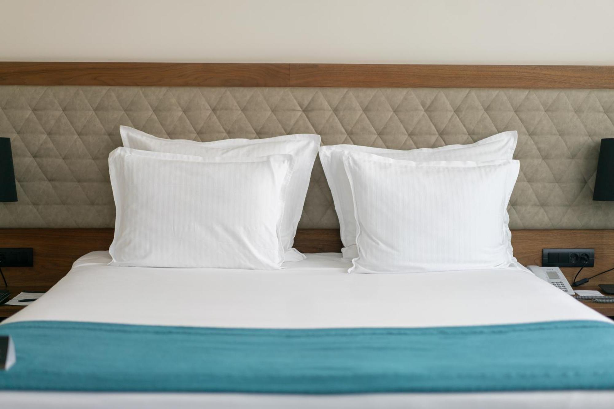 라돈 플라자 호텔 사라예보 외부 사진 Two pillows on a bed