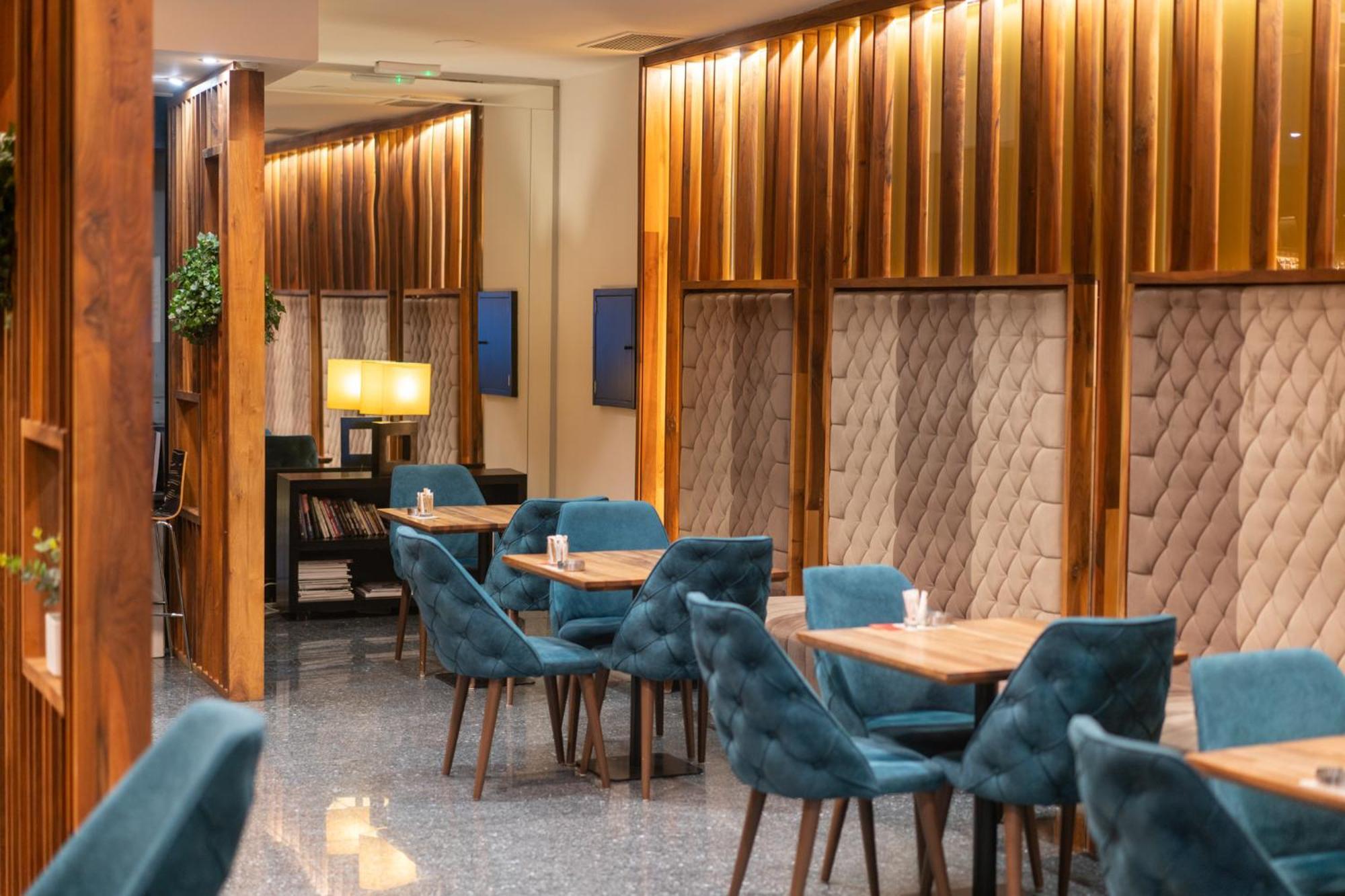 라돈 플라자 호텔 사라예보 외부 사진 The interior of the lounge